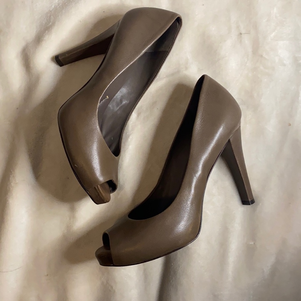 BCBG MaxAzria | Light Brown Leather  Peep Toe Heels 10